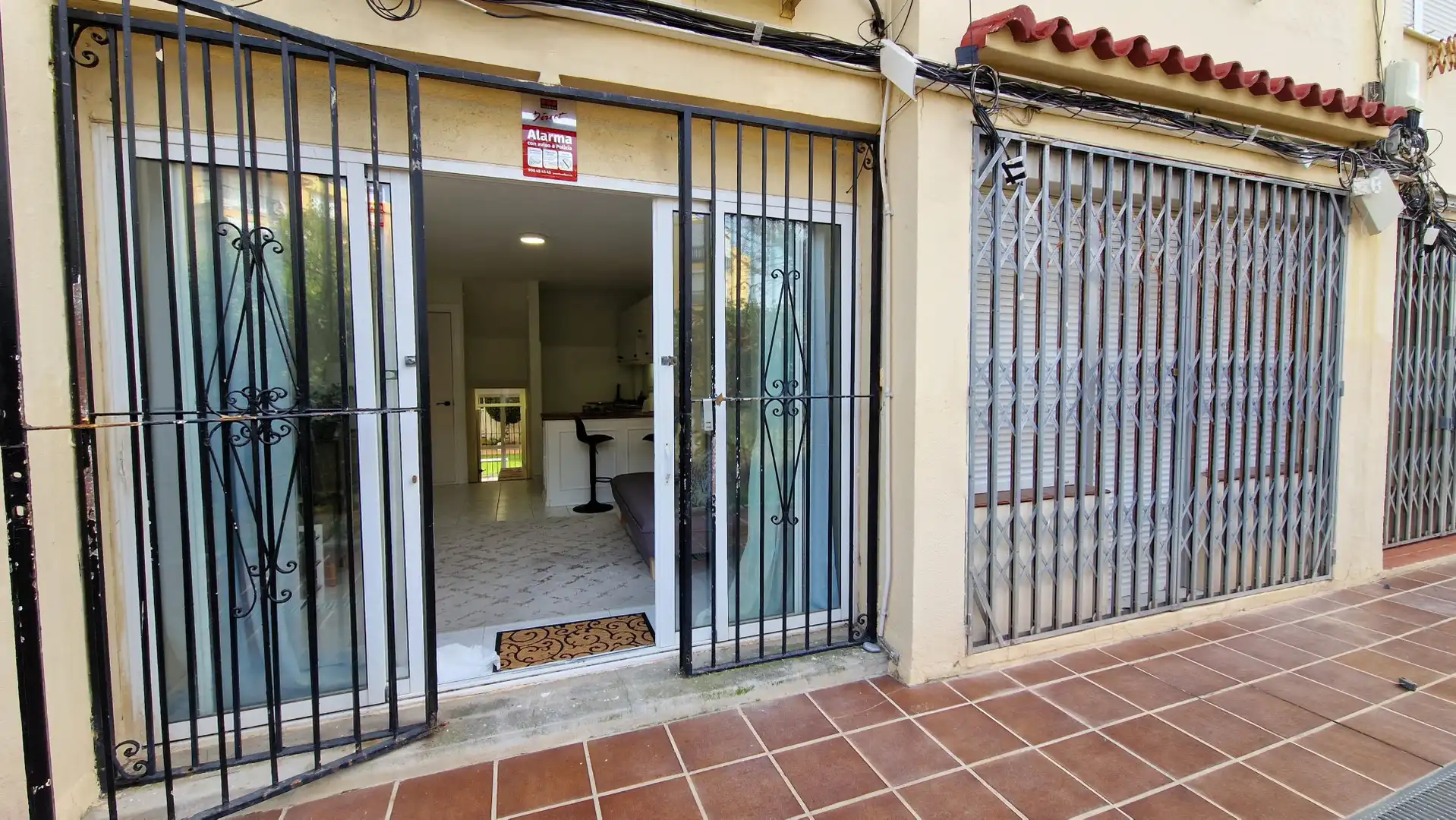 Planta baja en venta en Estepona con Amueblado y Alarma