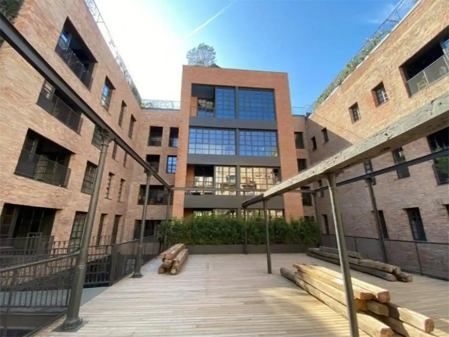 Außenansicht von Wohnung zur Miete in  Barcelona Capital mit Klimaanlage, Schwimmbad und Balkon