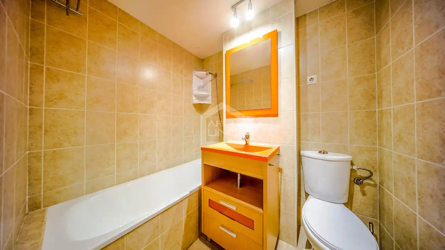 Baño de Planta baja en venta en Alcorcón con Calefacción, Trastero y Piscina comunitaria