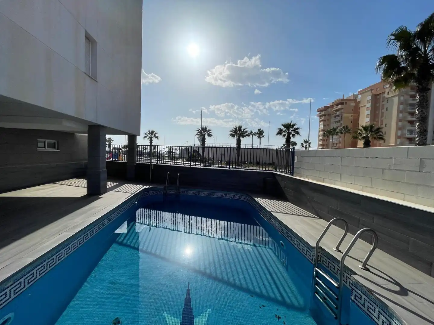 Piscina de Apartamento de alquiler en La Manga del Mar Menor con Aire acondicionado, Calefacción y Piscina