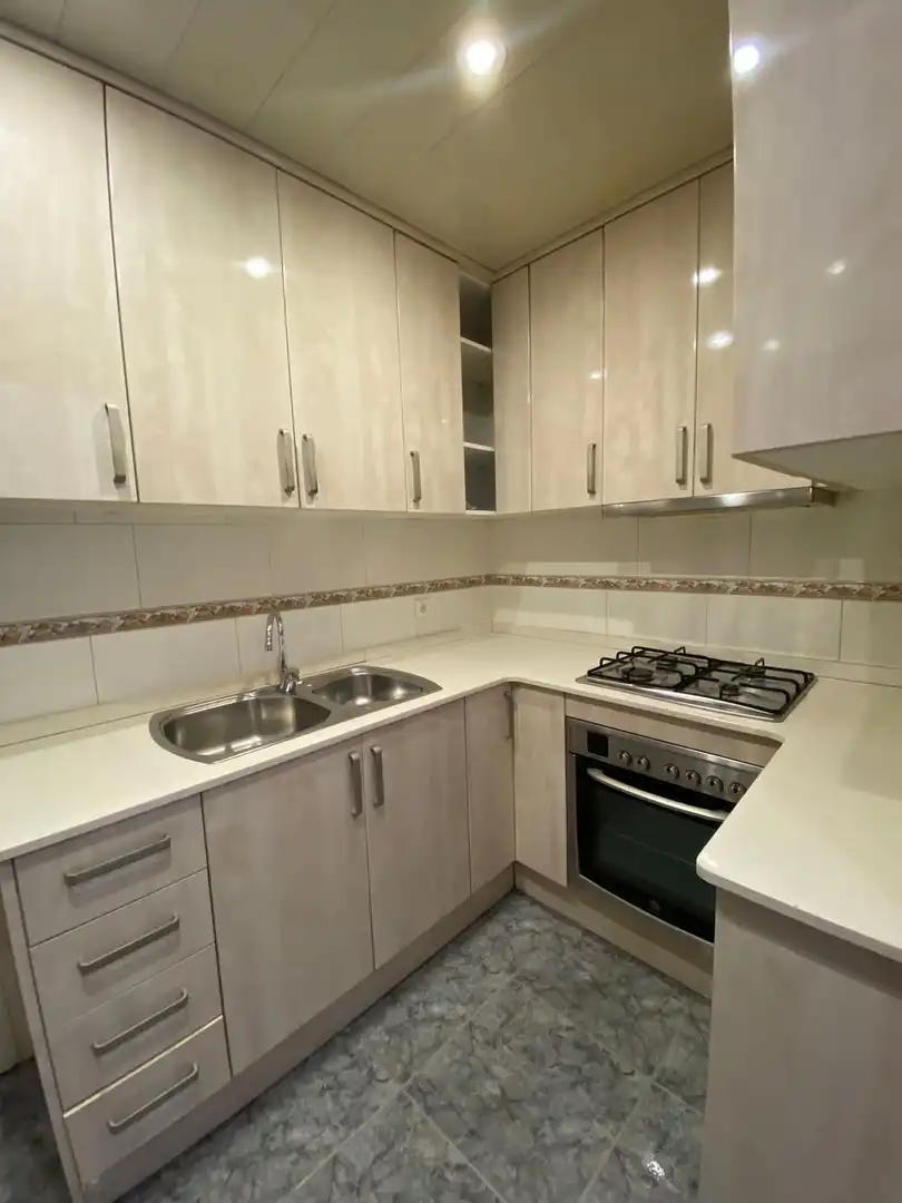 Cocina de Piso en venta en L'Hospitalet de Llobregat con Calefacción y Balcón