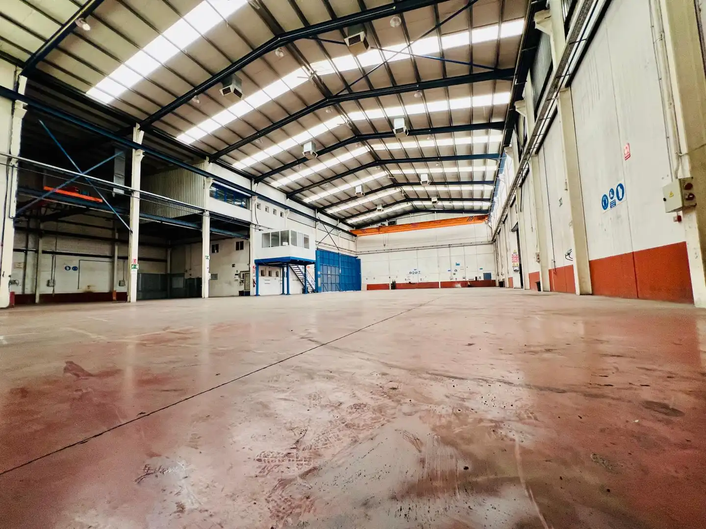Vista exterior de Nau industrial de lloguer en Arganda del Rey amb Calefacció i Alarma