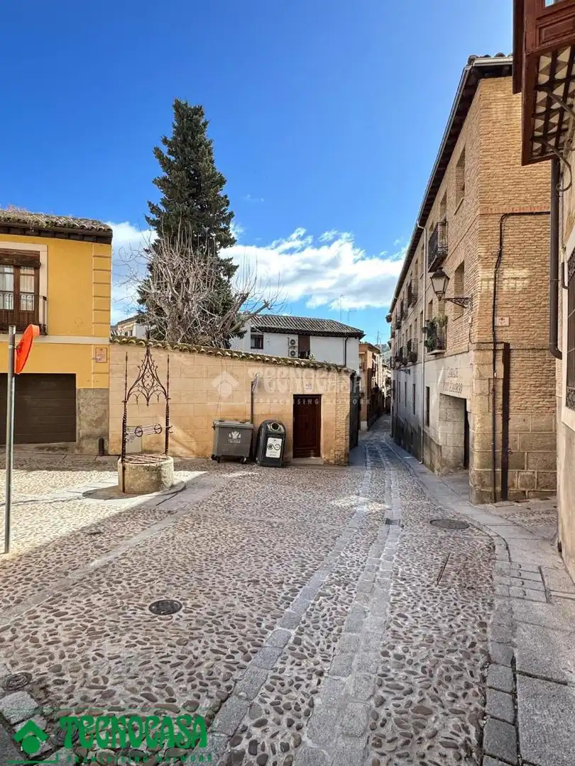 Außenansicht von Gebäude zum Verkauf in  Toledo Capital