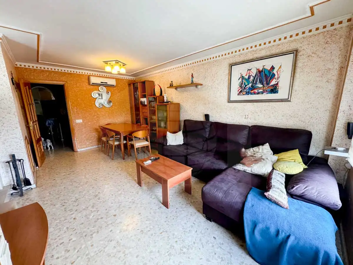 Sala d'estar de Casa adosada en venda en Cártama amb Terrassa i Piscina comunitària