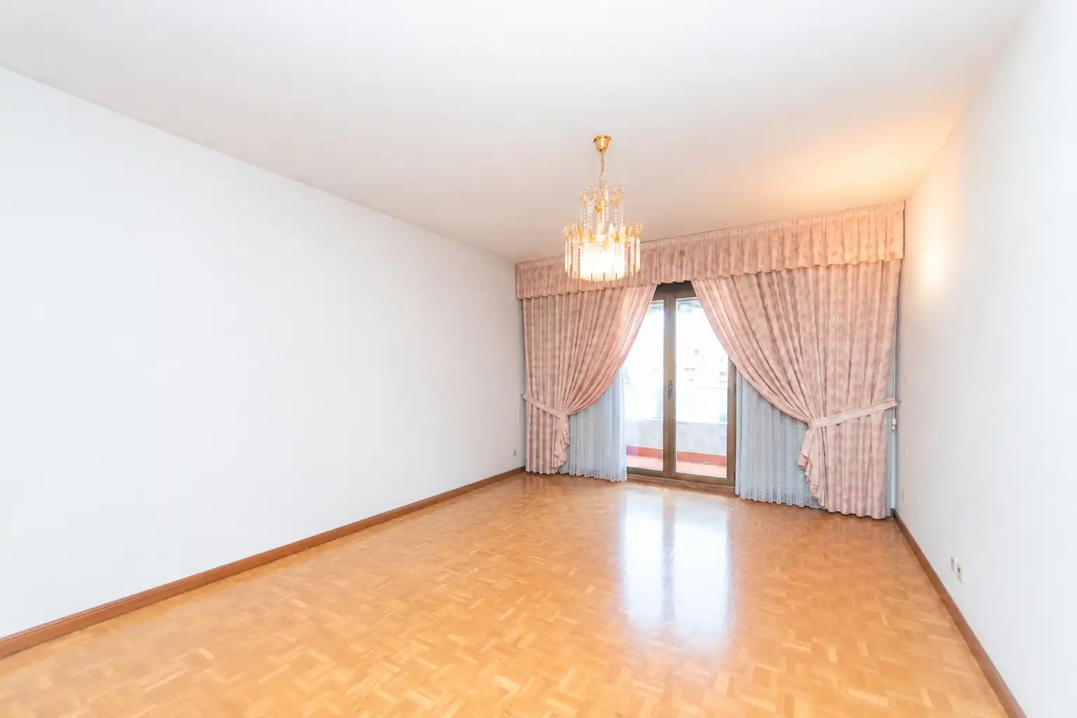 Living room of Flat for sale in Pozuelo de Alarcón  with Heating, Terrace and Furnished