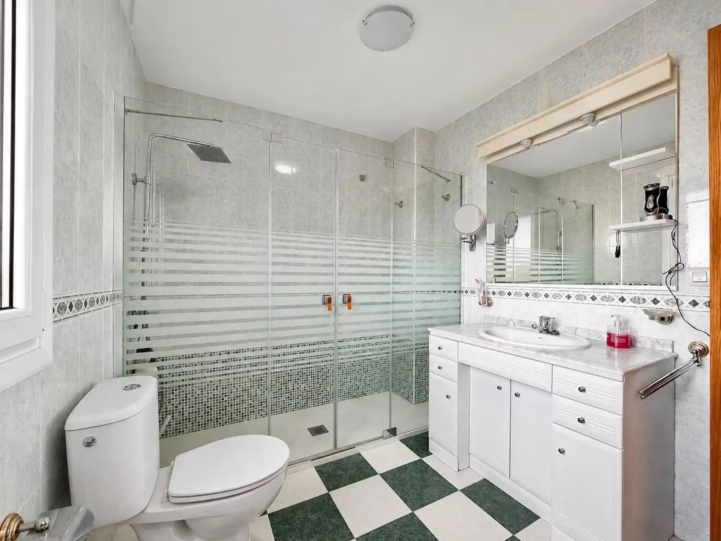Baño de Casa adosada en venta en Fuente Vaqueros con Aire acondicionado, Calefacción y Terraza