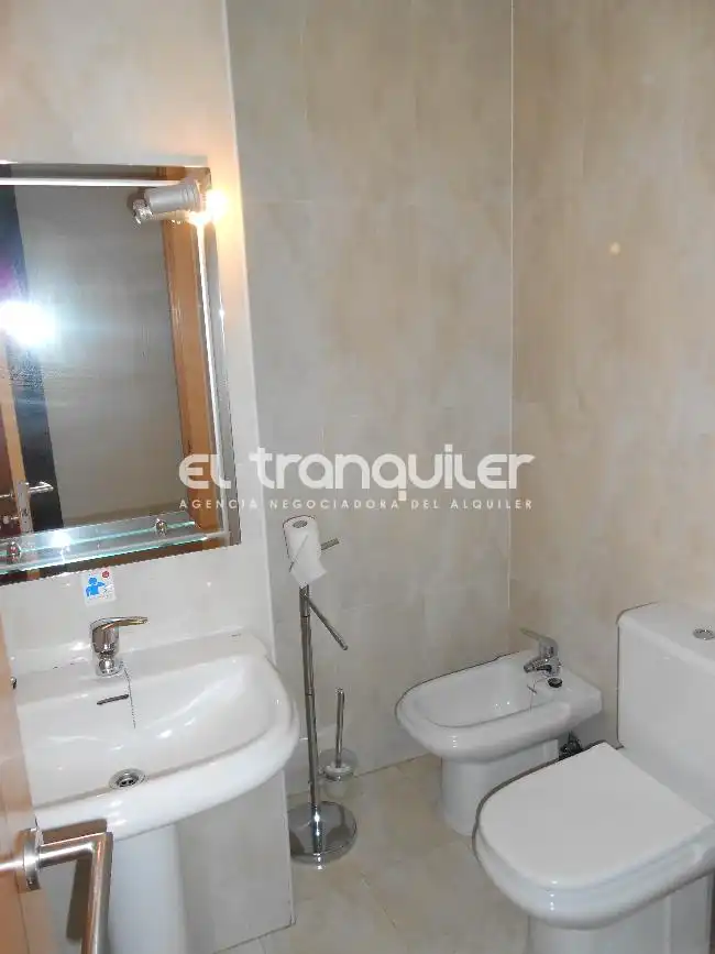 Bathroom of Flat for rent in Madrid  with Parquet flooring, Furnished and Washing machine