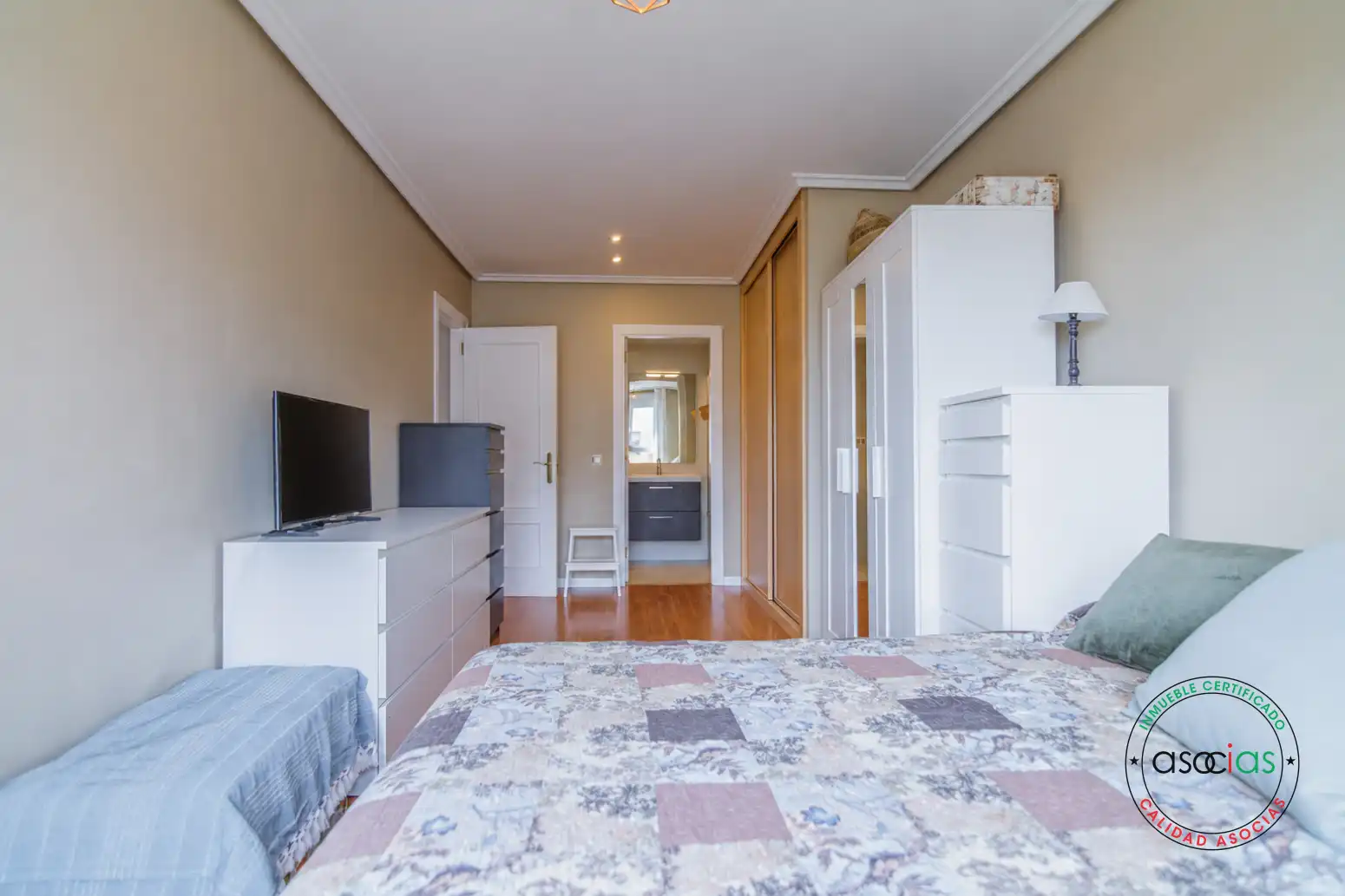 Dormitori de Àtic en venda en Oviedo  amb Calefacció, Jardí privat i Parquet