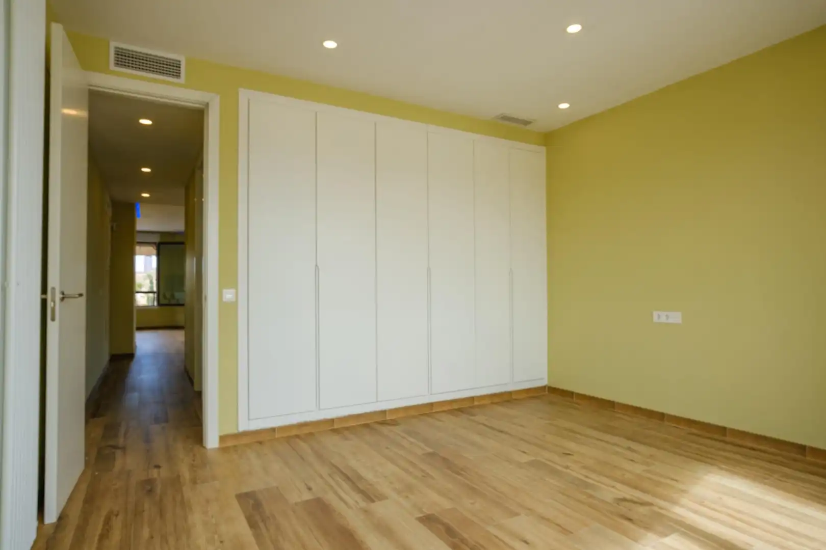 Bedroom of Flat for sale in Sevilla  with Air Conditioner, Heating and Terrace