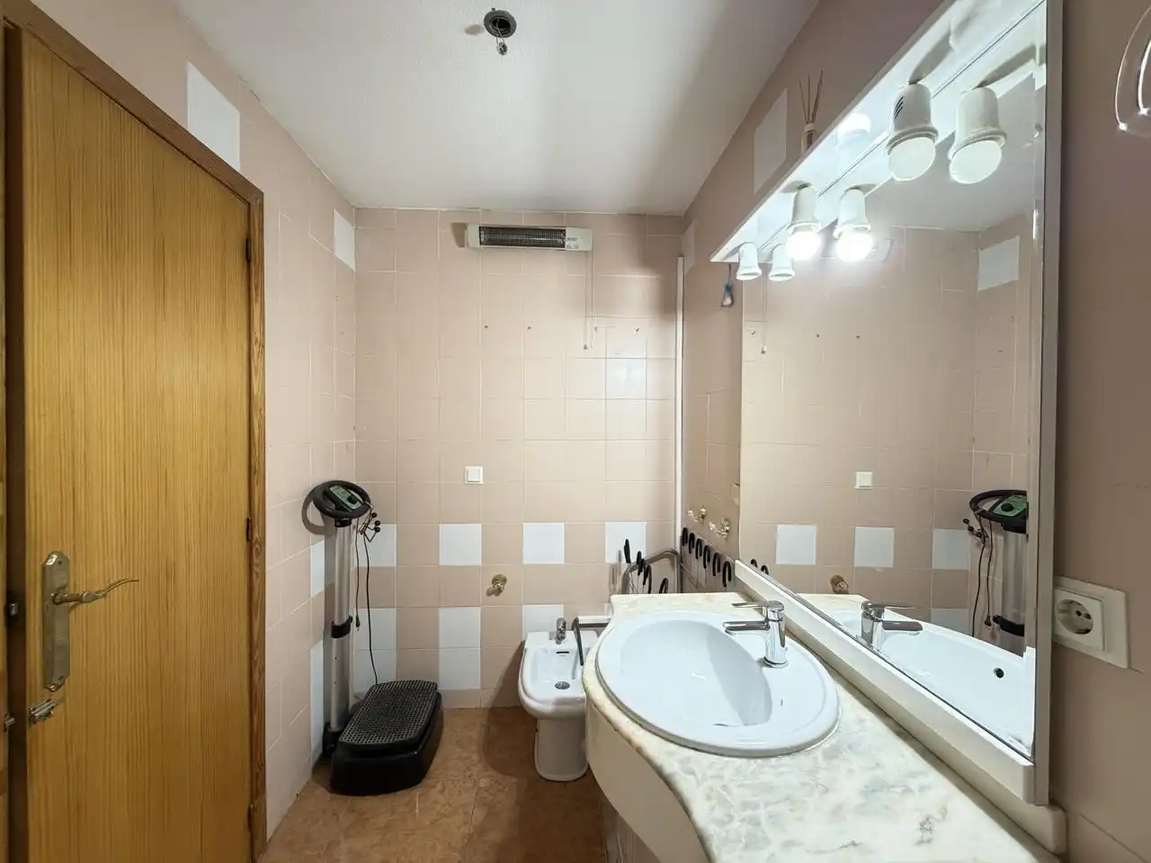 Badezimmer von Wohnung zum Verkauf in Alicante / Alacant mit Klimaanlage, Privatgarten und Terrasse