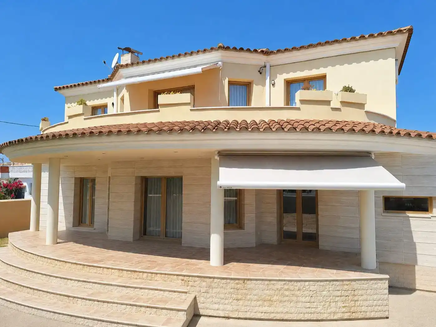 Vista exterior de Casa o xalet en venda en Vinaròs amb Aire condicionat, Terrassa i Balcó