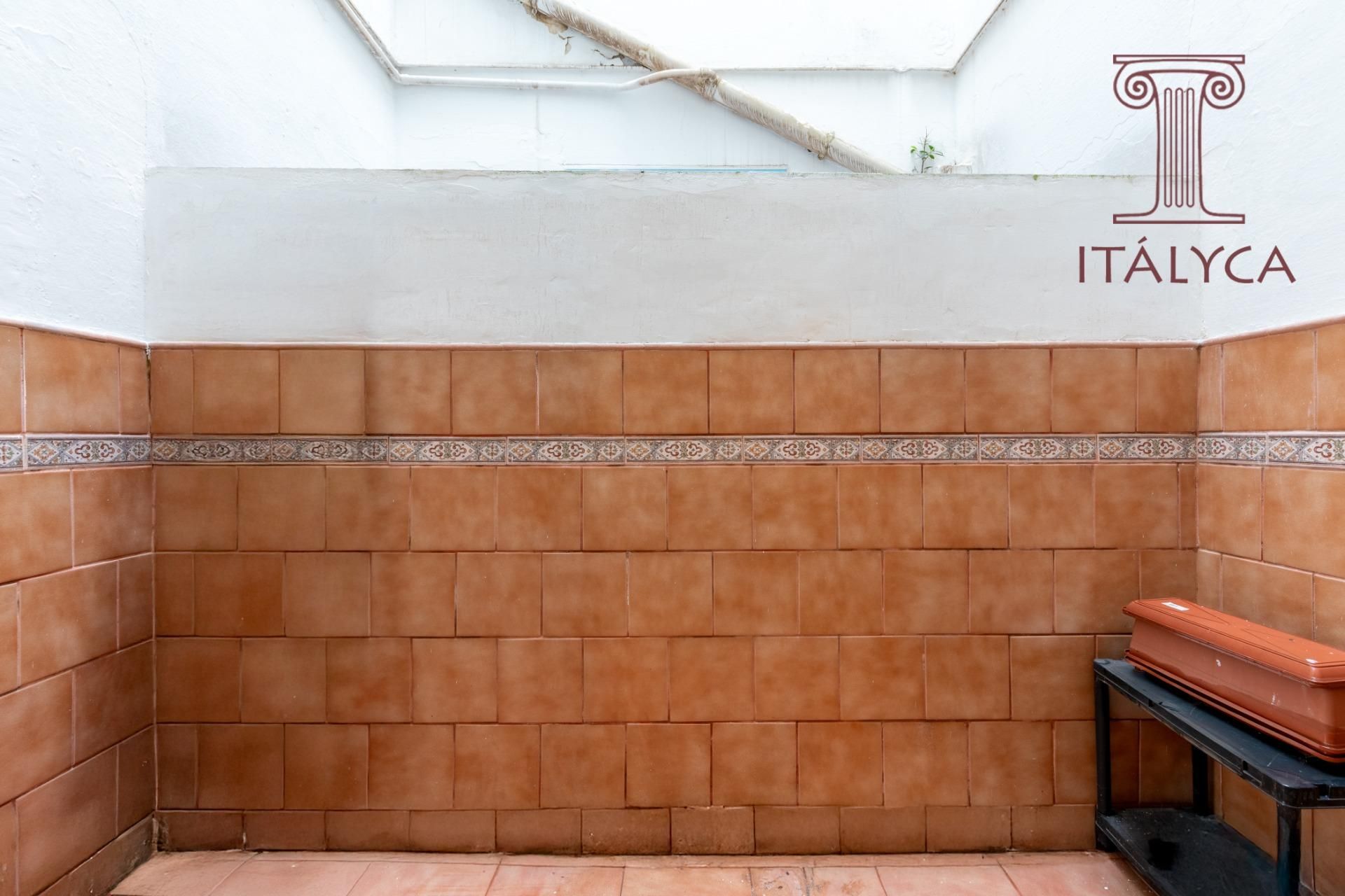 Exterior view of Flat for sale in  Sevilla Capital  with Air Conditioner and Storage room