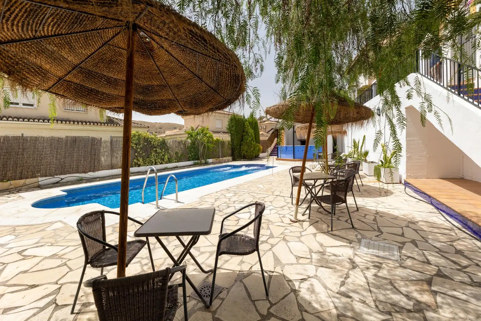 Schwimmbecken von Einfamilien-Reihenhaus zum Verkauf in Granada mit Klimaanlage, Heizung und Privatgarten