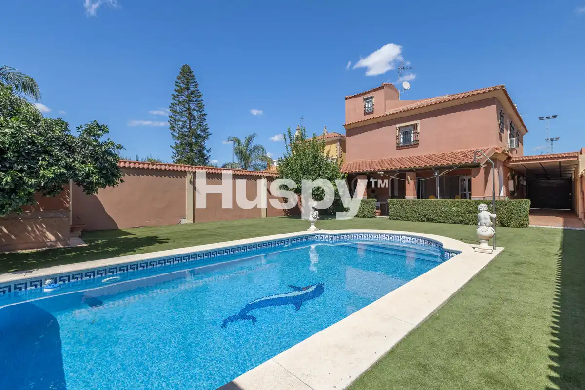 Chalet con balcón en venta en Calle Torre del Oro