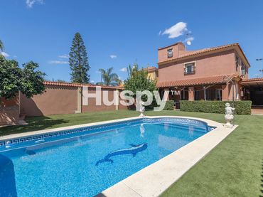 Chalet con balcón en venta en Calle Torre del Oro