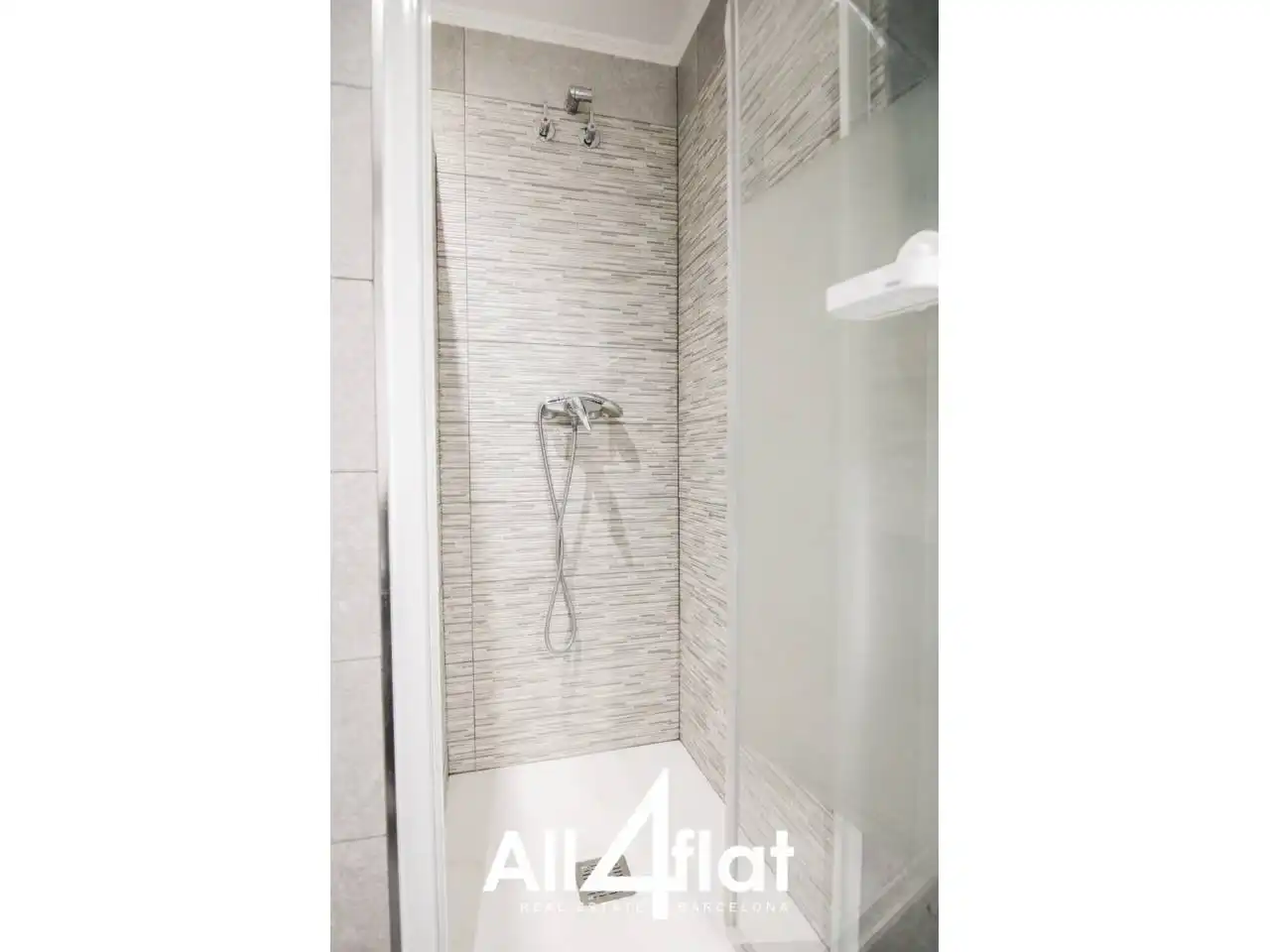 Bathroom of Flat for rent in Barcelona  with Air Conditioner, Parquet flooring and Terrace