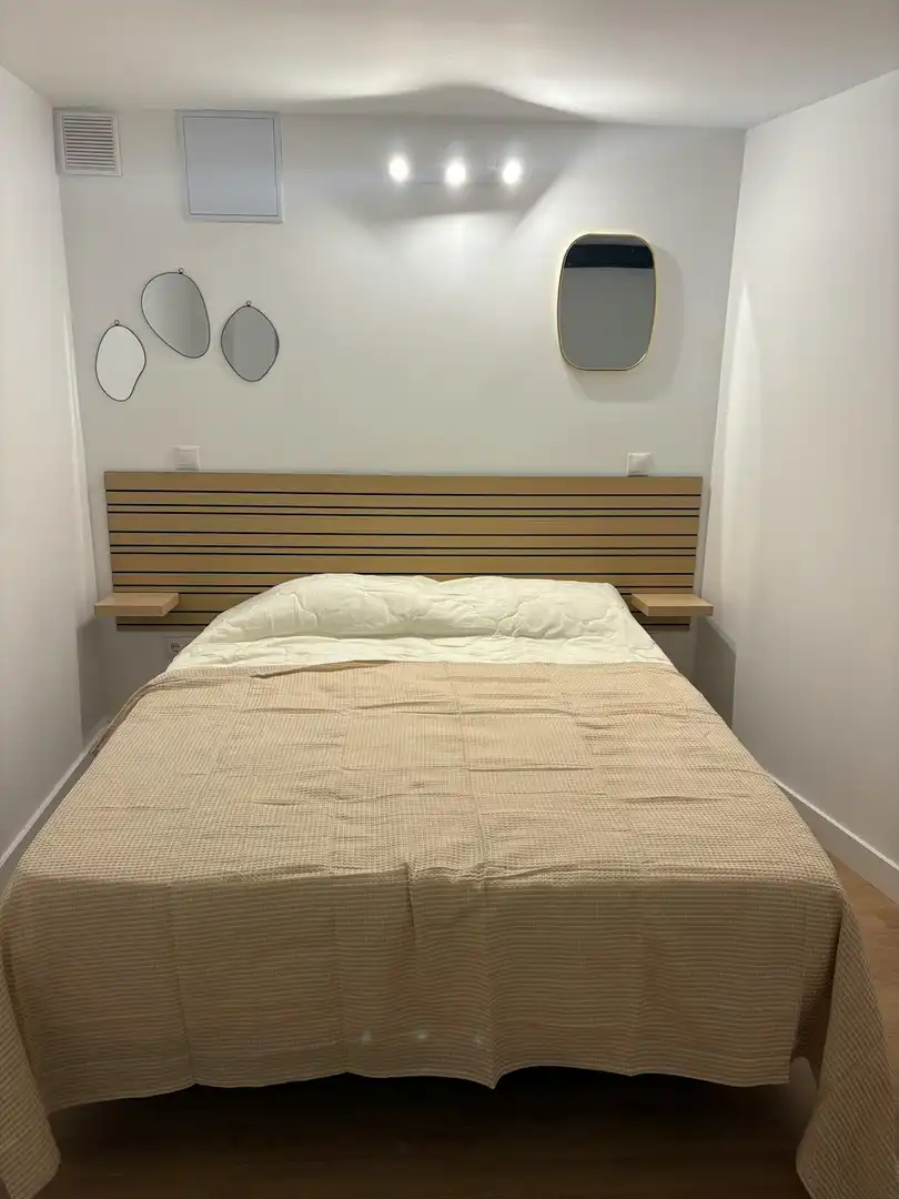 Dormitori de Pis de lloguer en Madrid amb Aire condicionat, Calefacció i Moblat