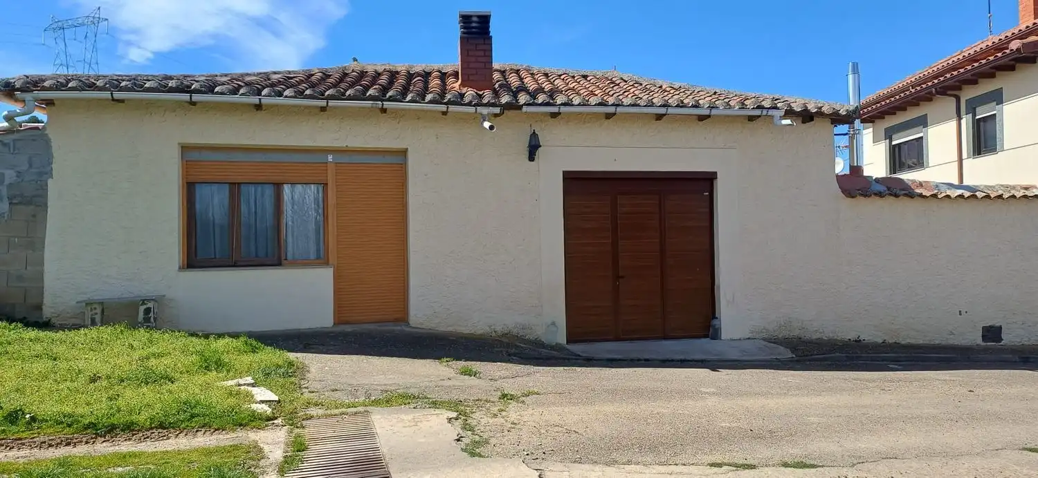 Vista exterior de Casa o xalet en venda en Valderrey amb Calefacció, Terrassa i Traster