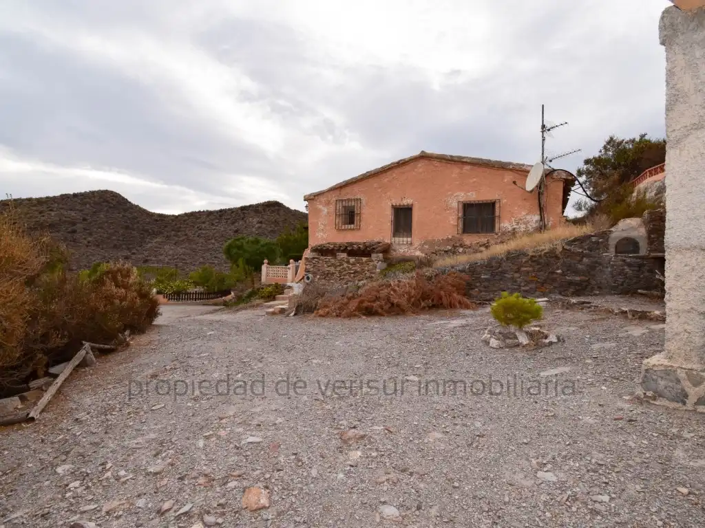 Casa rústica amb jardí en venda a Tébar - Los Arejos