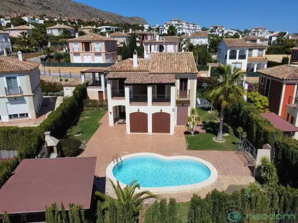 Casa amb piscina en venda a Golf Bahía