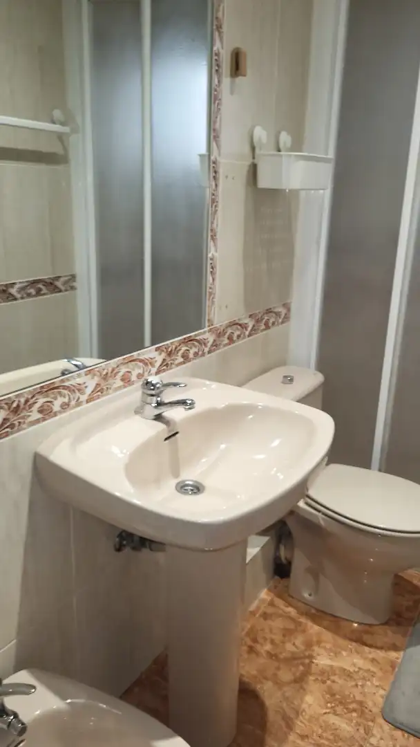 Badezimmer von Dachboden zur Miete in Ripollet mit Klimaanlage, Terrasse und Möbliert