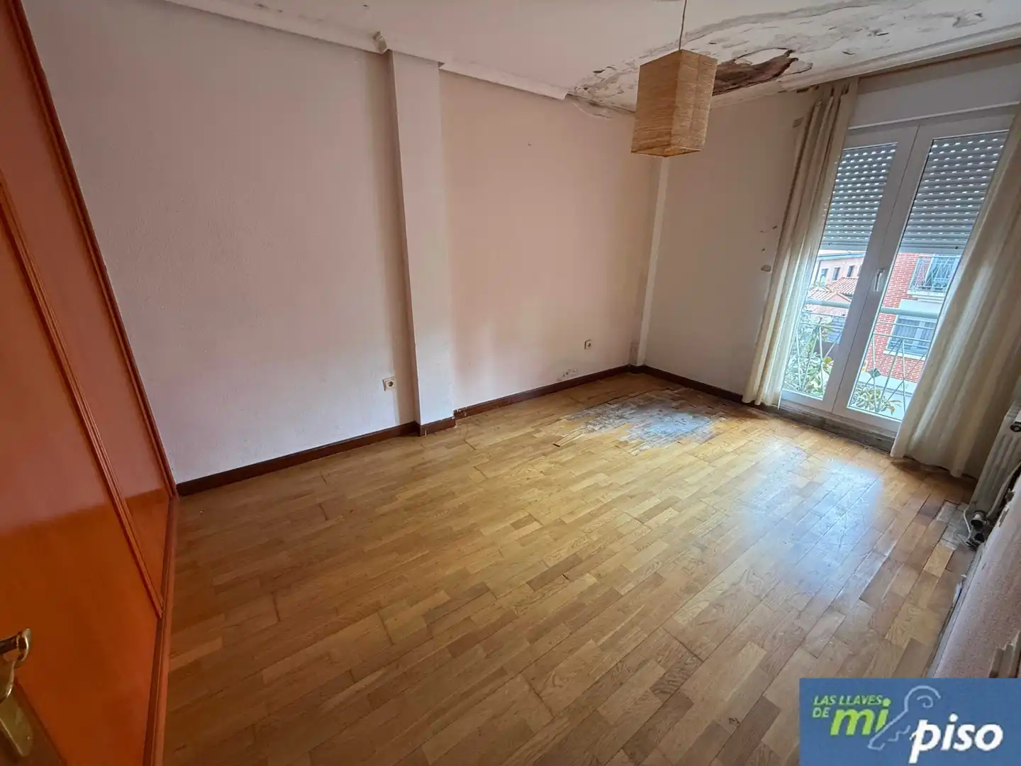 Dormitori de Casa adosada en venda en Cigales amb Calefacció, Jardí privat i Parquet