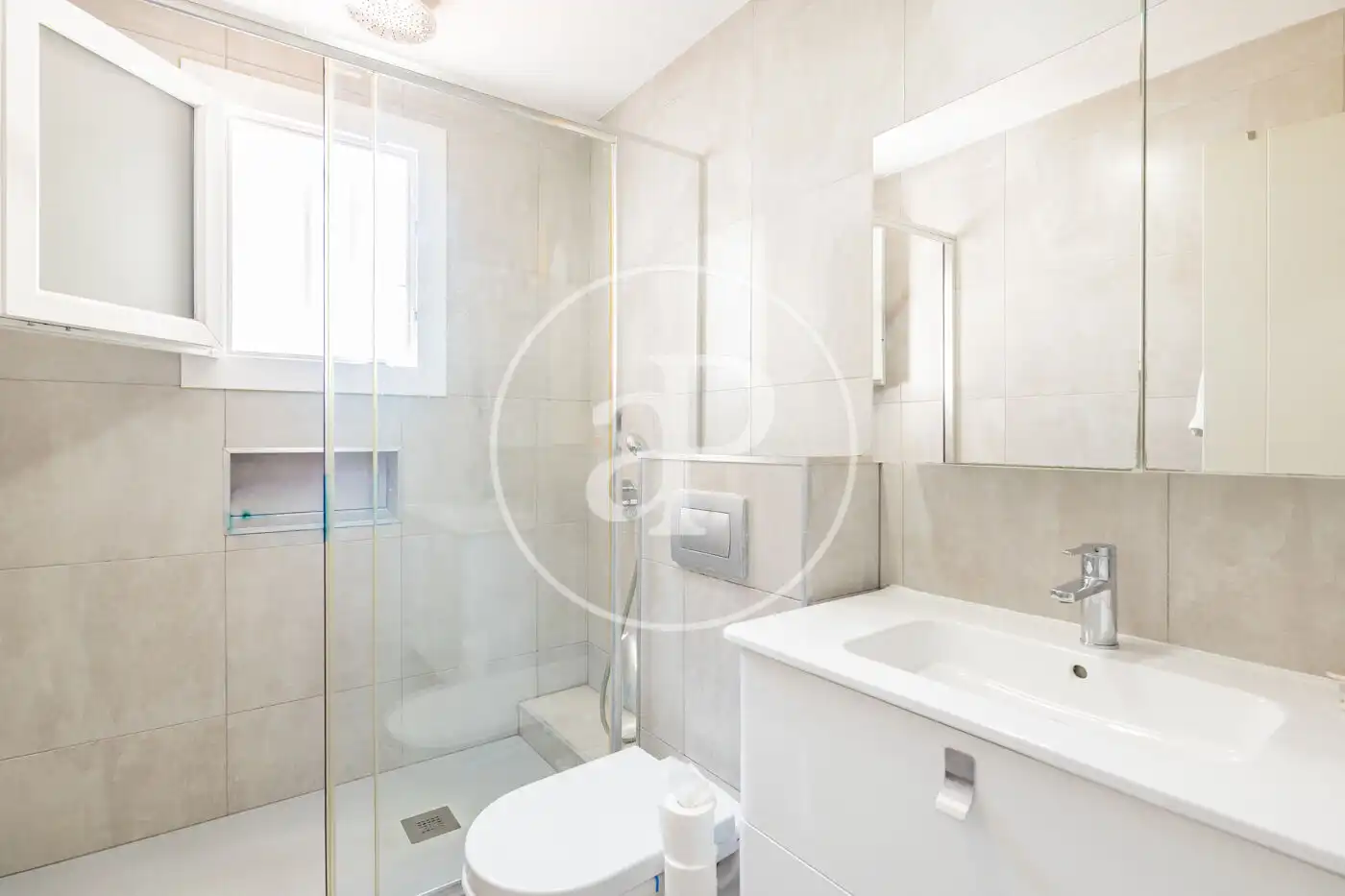Badezimmer von Wohnung zum Verkauf in Barcelona mit Klimaanlage, Heizung und Terrasse