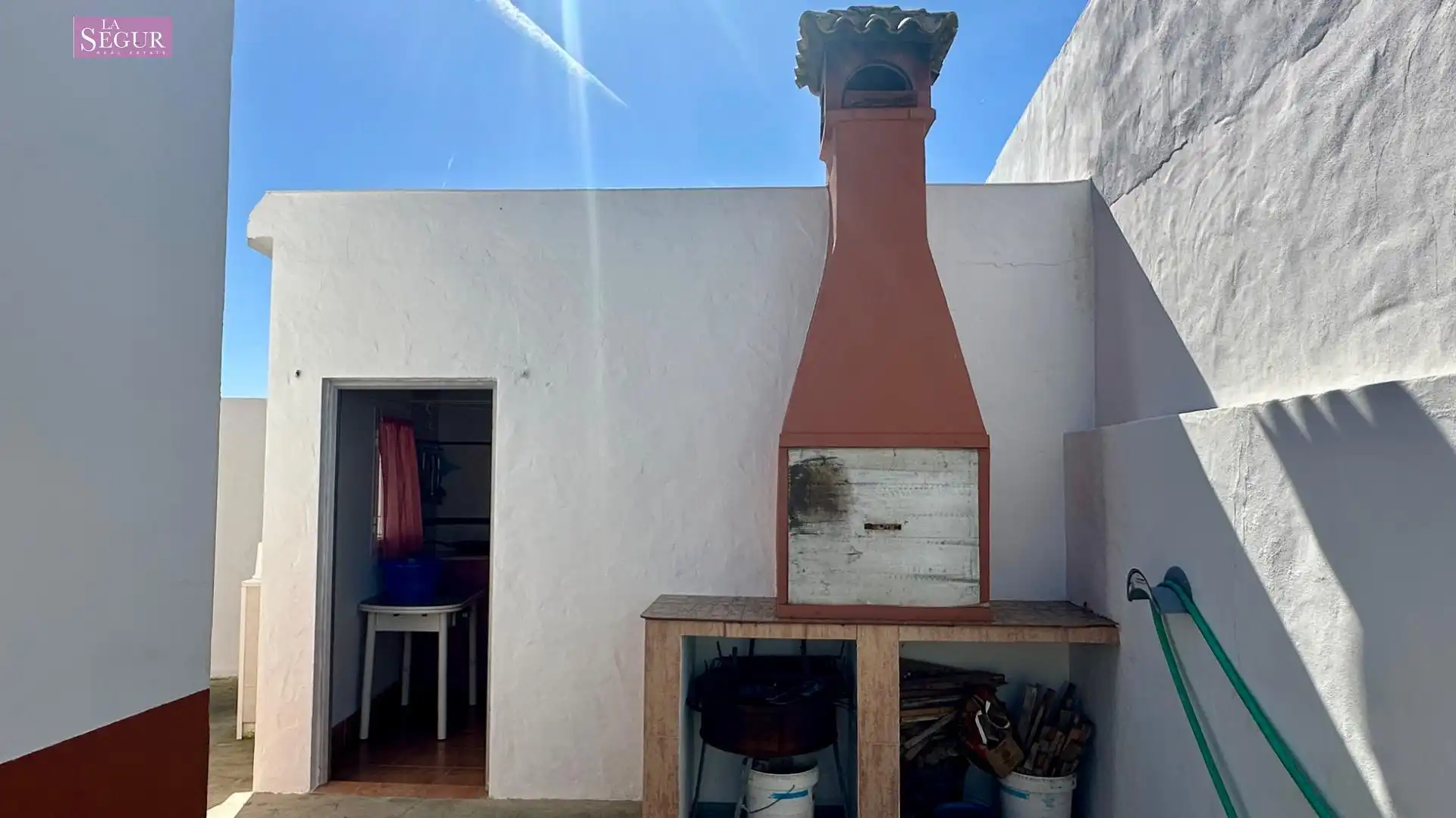 Vista exterior de Casa o xalet en venda en Conil de la Frontera amb Jardí privat, Terrassa i Piscina