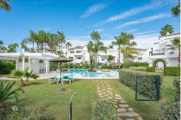 Außenansicht von Erdgeschoss zum Verkauf in Estepona mit Klimaanlage, Heizung und Parkett