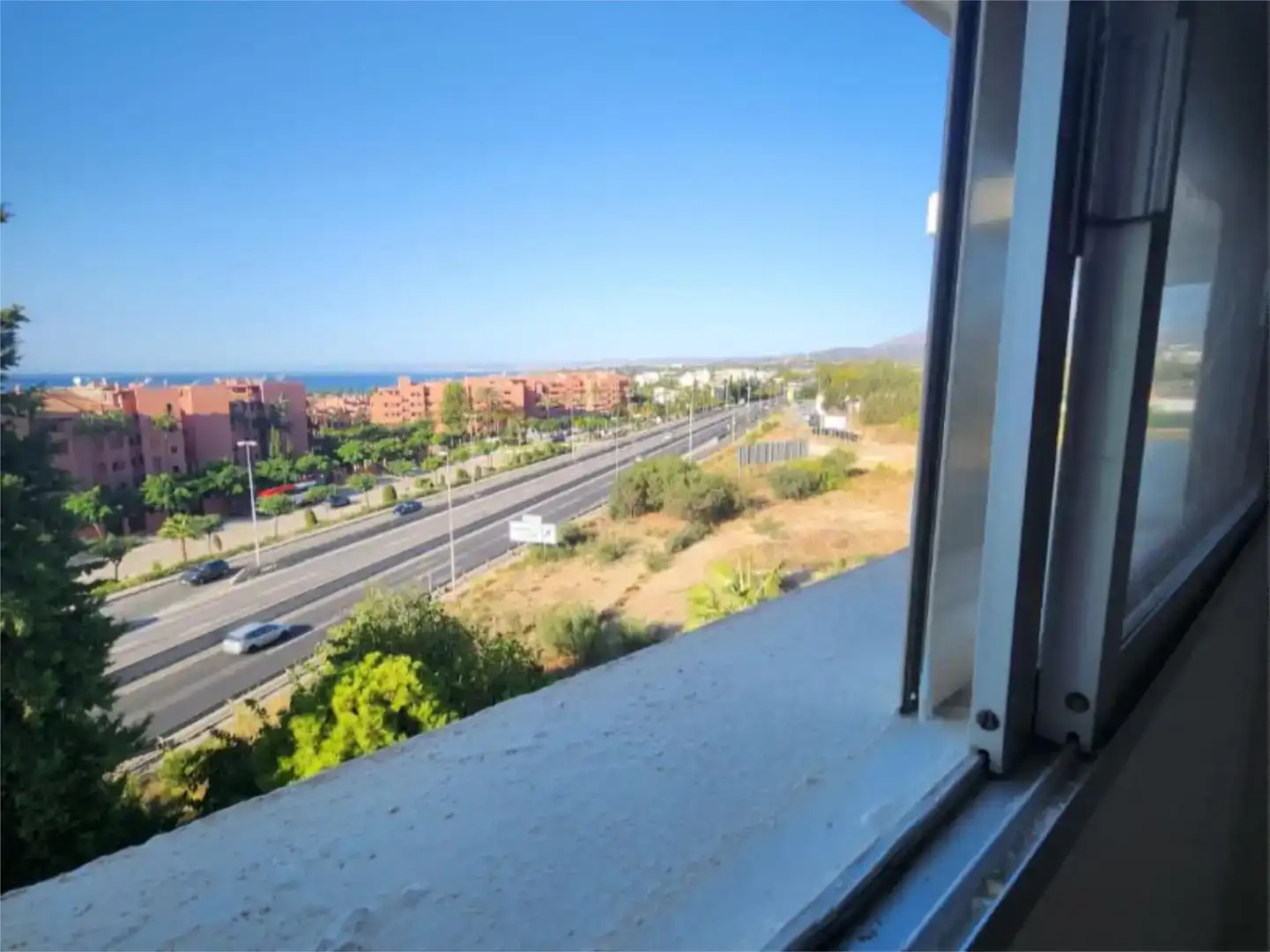 Vista exterior de Pis en venda en Estepona amb Aire condicionat, Jardí privat i Parquet