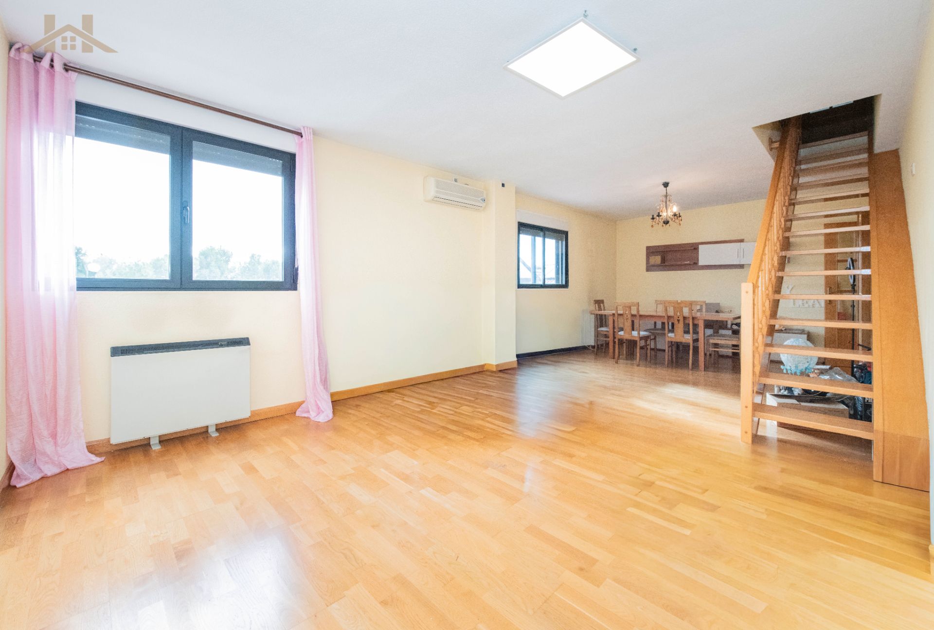 Sala d'estar de Àtic en venda en Mejorada del Campo amb Calefacció, Parquet i Terrassa