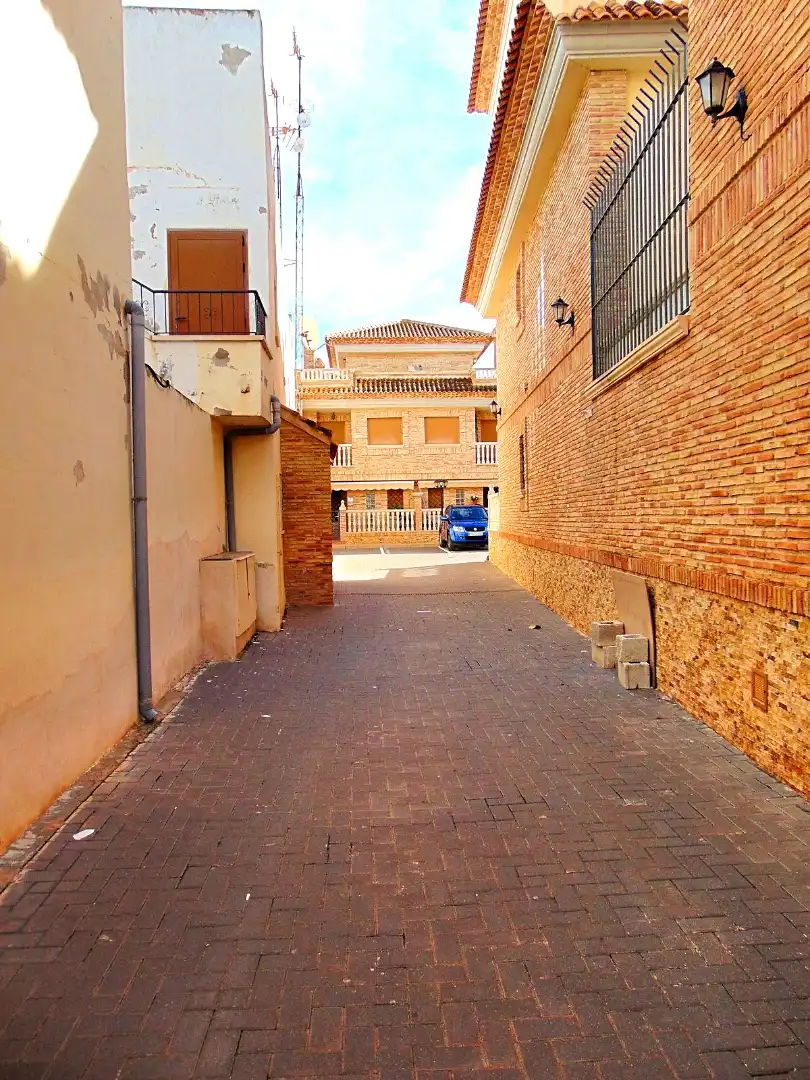 Vista exterior de Casa adosada en venta en San Pedro del Pinatar con Terraza, Balcón y Alarma