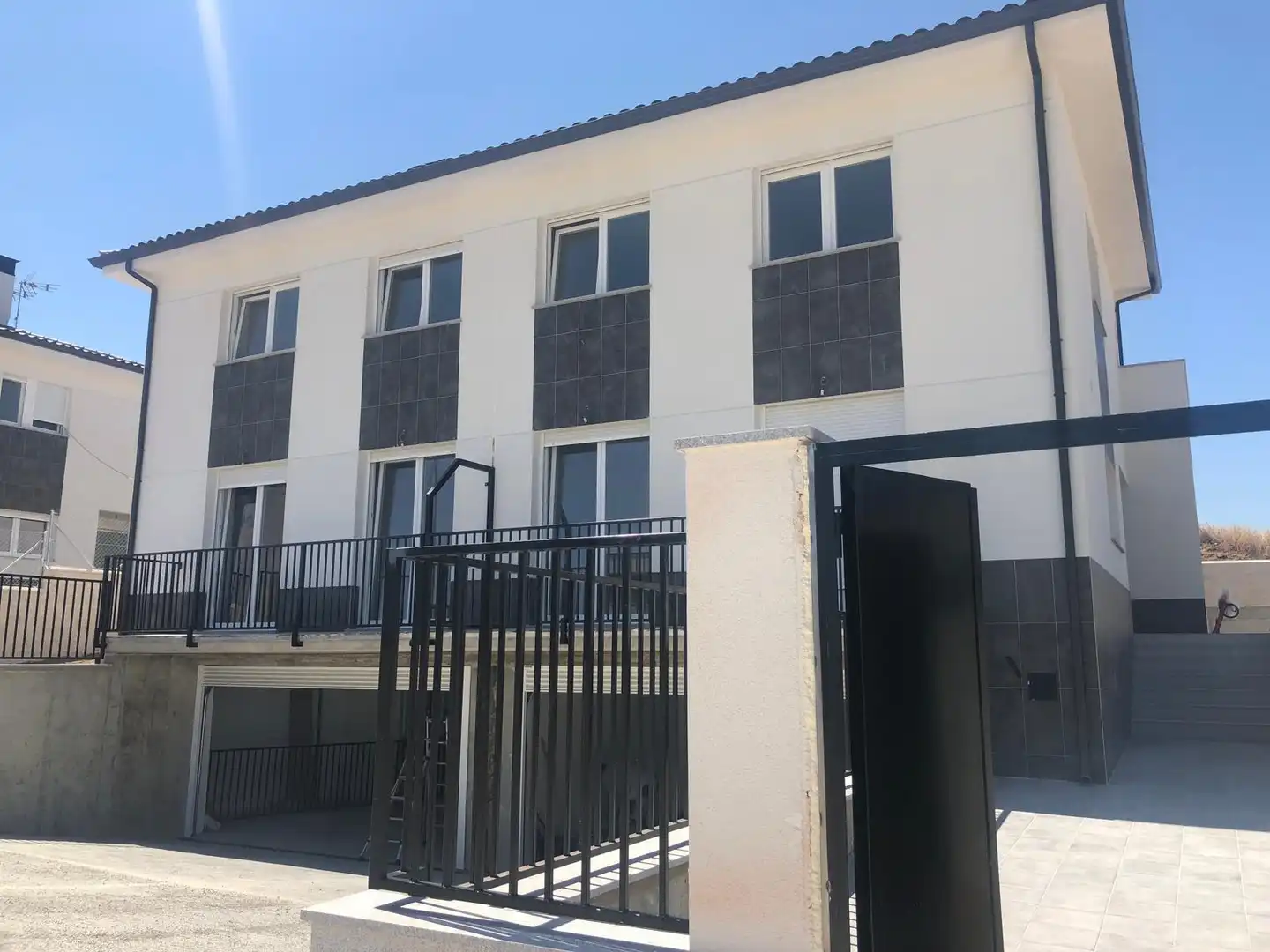 Vista exterior de Casa o xalet en venda en Villares de la Reina amb Aire condicionat, Calefacció i Jardí privat