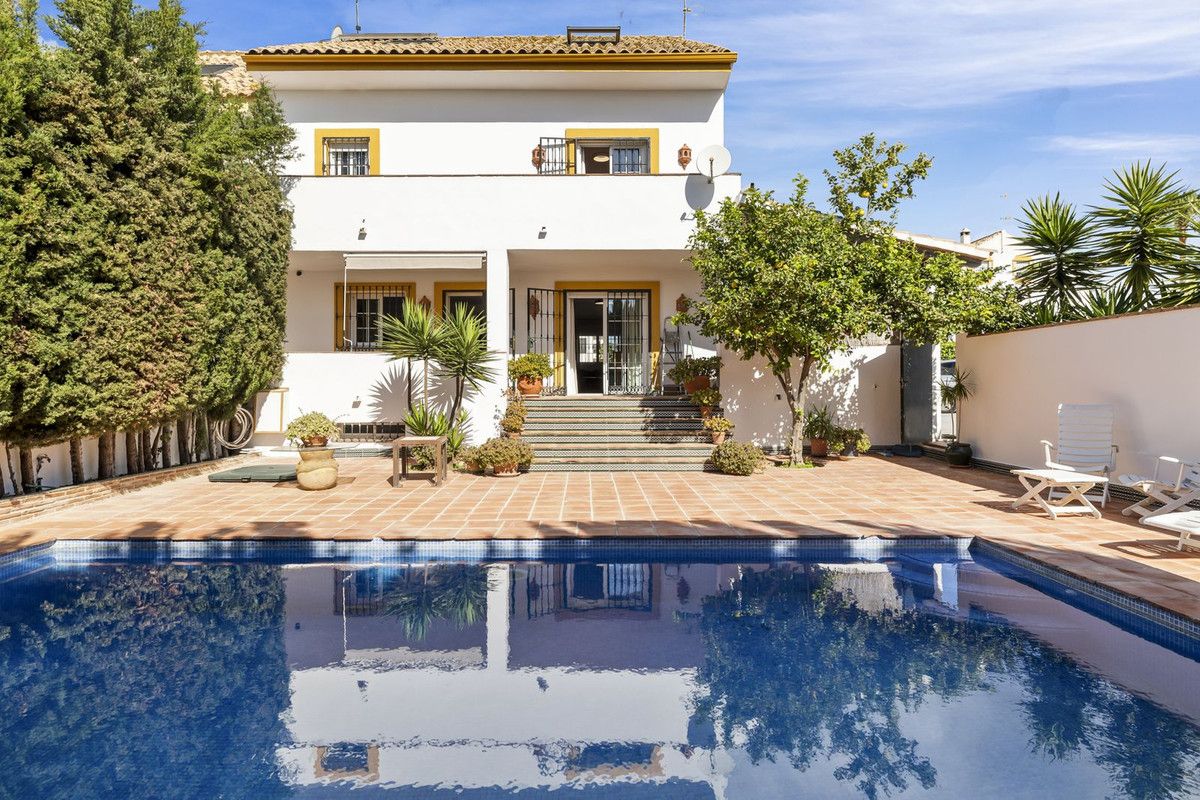 Vista exterior de Casa adosada en venta en Marbella con Terraza y Piscina