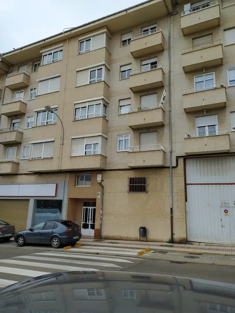 Vista exterior de Piso en venta en Benavente con Calefacción y Terraza