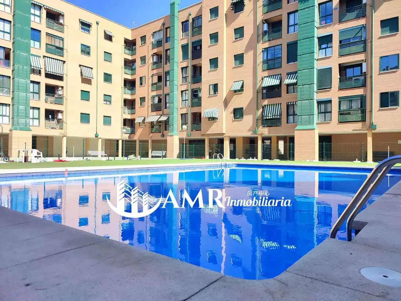 Piscina de Piso en venta en Parla con Calefacción, Trastero y Amueblado