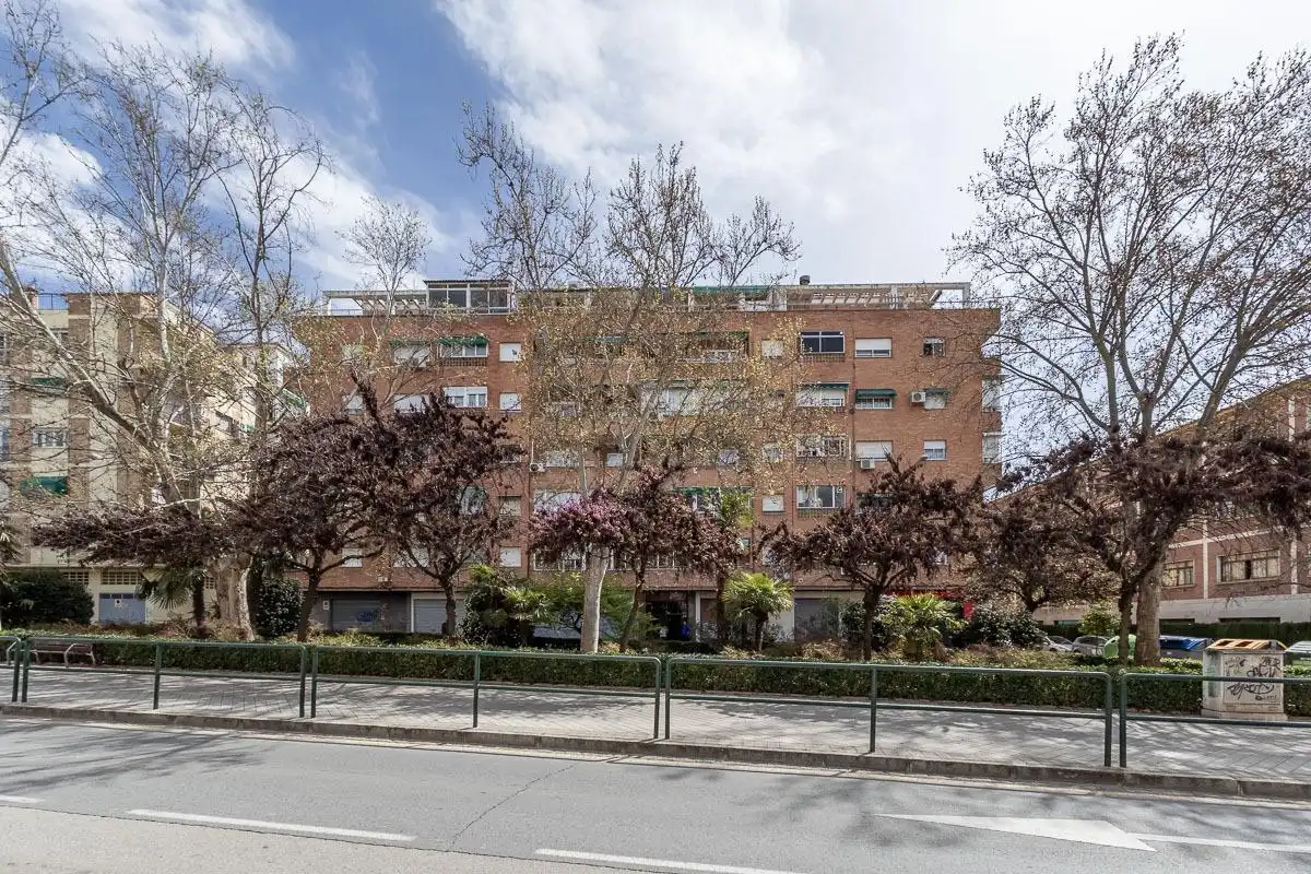 Vista exterior de Pis en venda en Granada amb Terrassa
