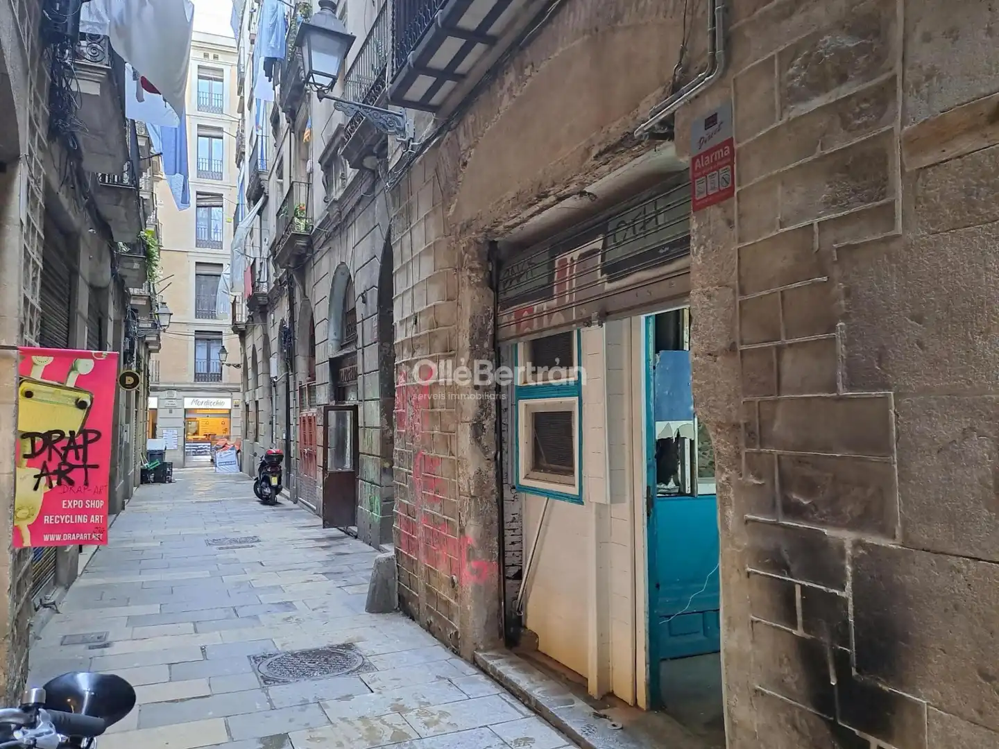 Vista exterior de Local en venda en Barcelona