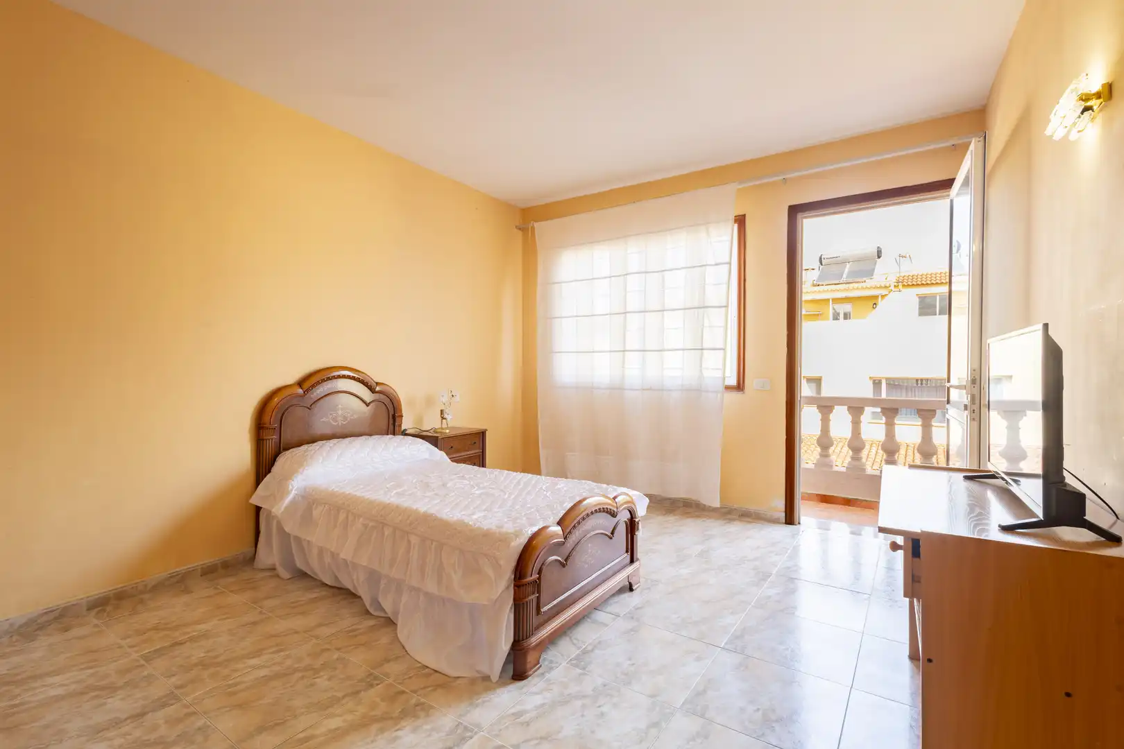 Schlafzimmer von Einfamilien-Reihenhaus zum Verkauf in Los Realejos mit Privatgarten, Terrasse und Abstellraum