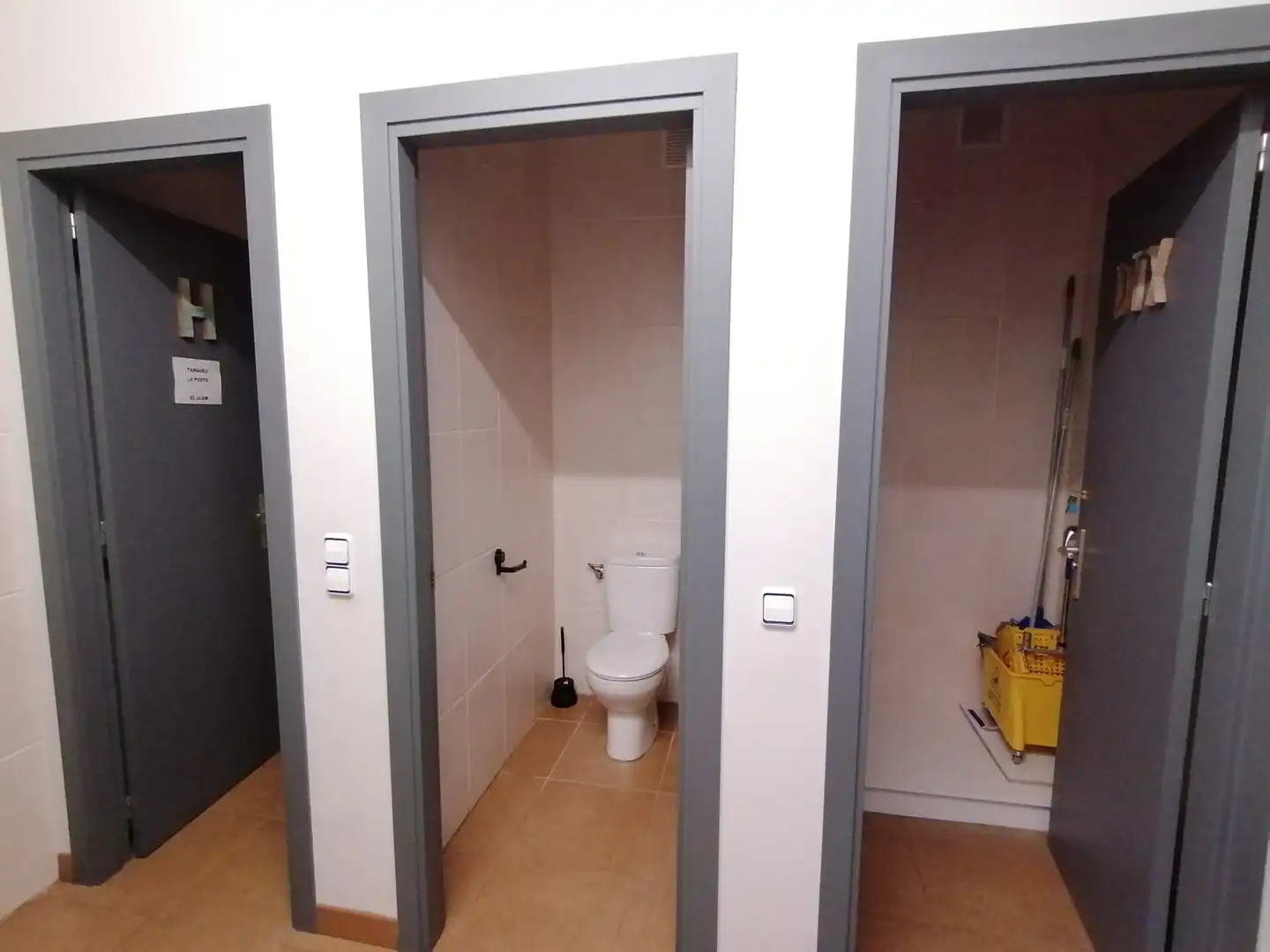 Badezimmer von Fabrikhallen zur Miete in Sora