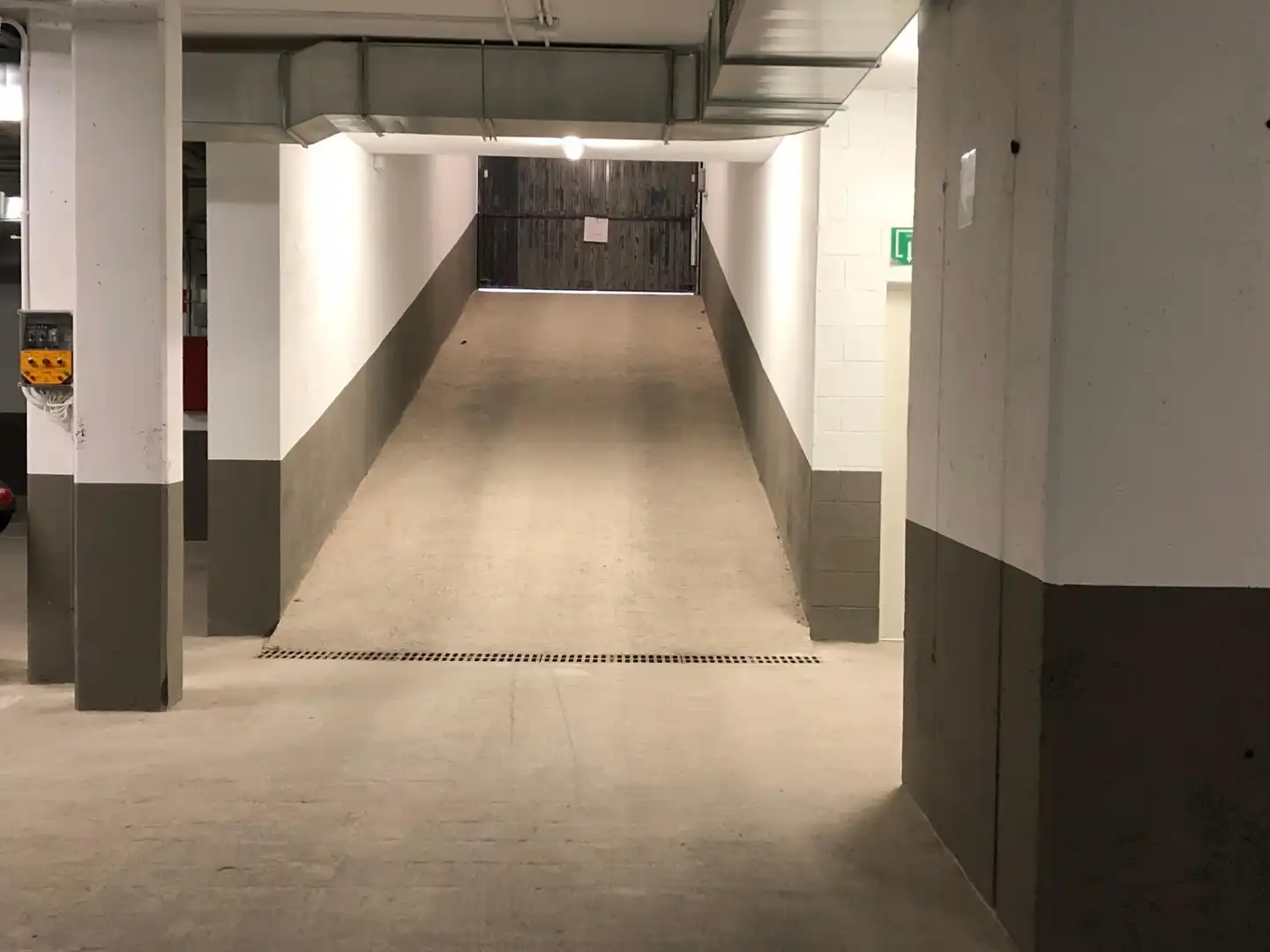 Aparcament de Pis en venda en L'Hospitalet de Llobregat amb Aire condicionat, Calefacció i Jardí privat