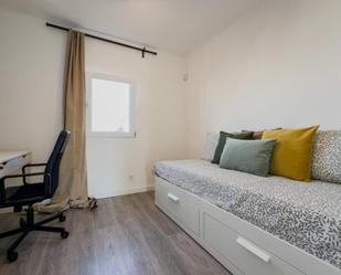 Bedroom of Apartment to share in  Barcelona Capital  with Air Conditioner, Oven and Washing machine