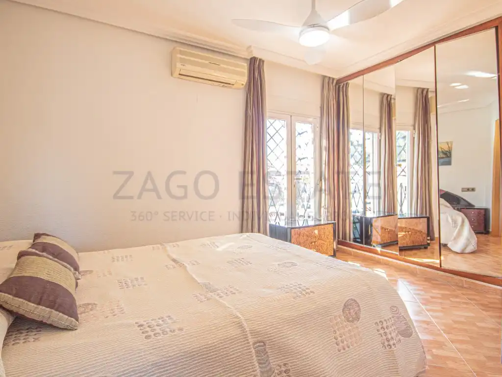 Habitación de Casa adosada en venta en La Nucia con Jardín privado, Amueblado y Horno