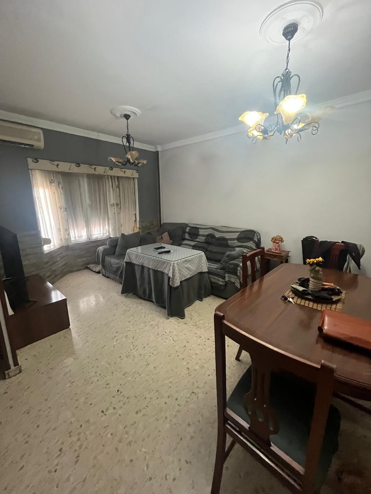 Sala d'estar de Casa adosada en venda en Jerez de la Frontera amb Aire condicionat i Balcó