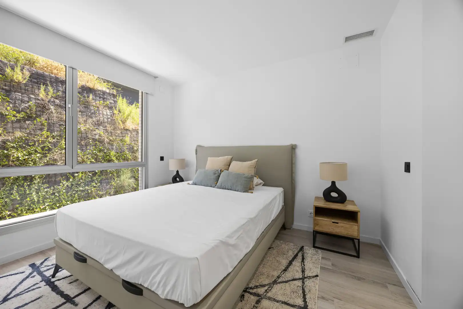Schlafzimmer von Einfamilien-Reihenhaus zum Verkauf in Estepona mit Klimaanlage, Terrasse und Schwimmbad