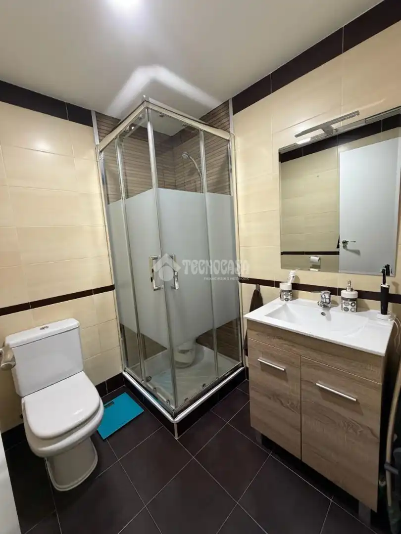 Baño de Piso en venta en Valdepeñas con Aire acondicionado, Calefacción y Trastero