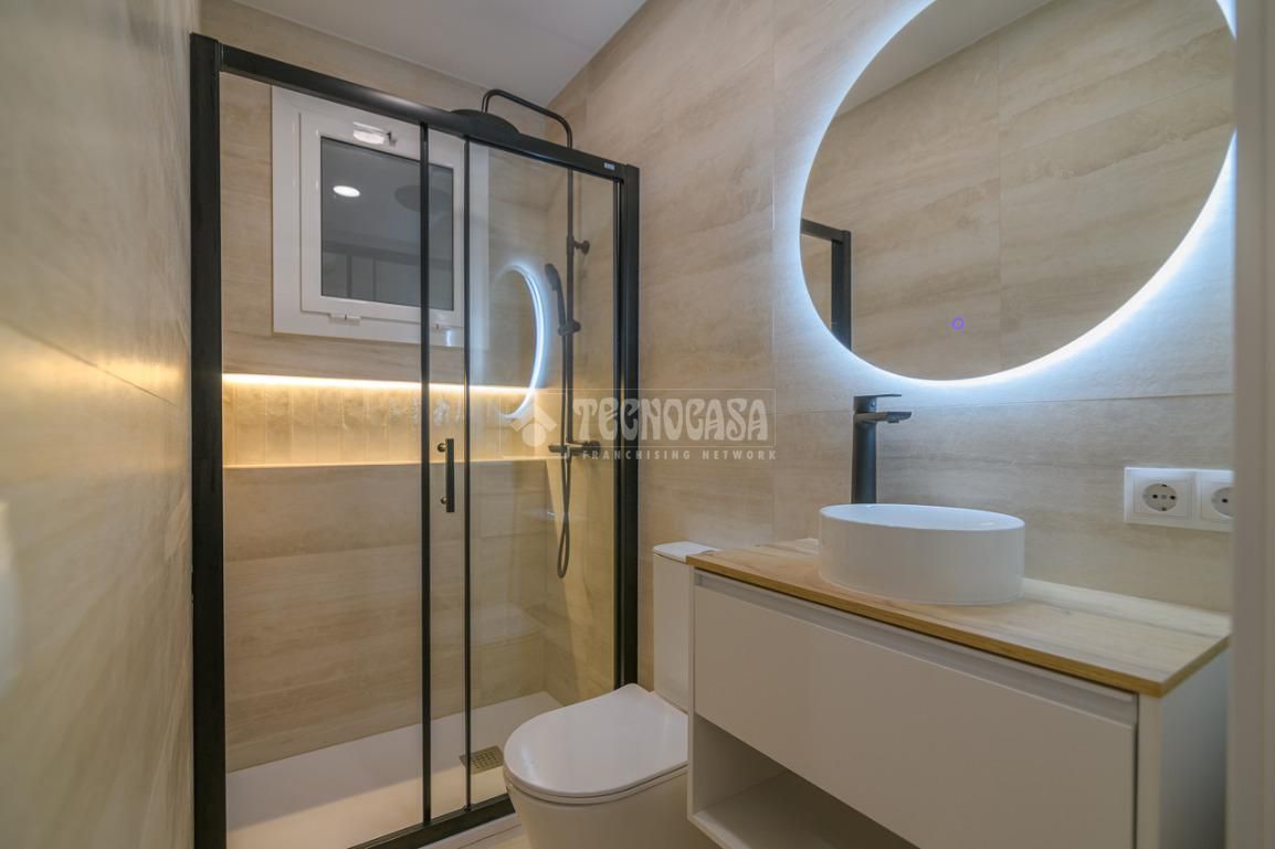 Bathroom of Flat for sale in L'Hospitalet de Llobregat  with Balcony