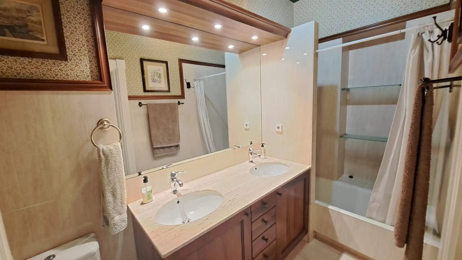 Badezimmer von Wohnung zum Verkauf in Bilbao  mit Klimaanlage, Heizung und Ofen