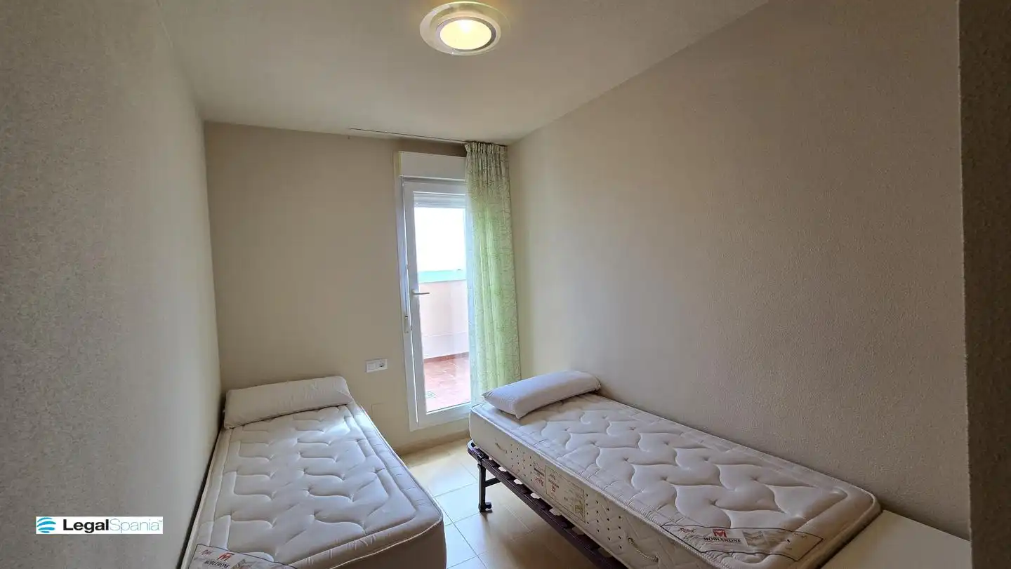 Schlafzimmer von Wohnungen zum Verkauf in La Manga del Mar Menor mit Klimaanlage, Heizung und Privatgarten