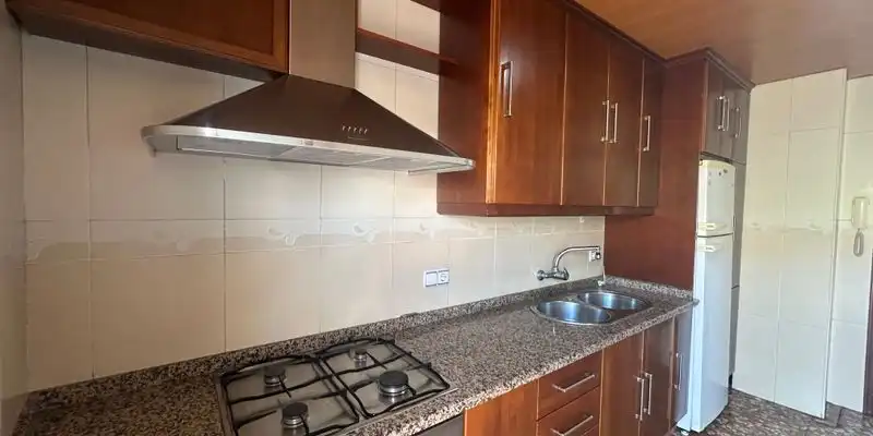 Cuina de Casa adosada en venda en Villanueva del Trabuco amb Aire condicionat, Terrassa i Traster
